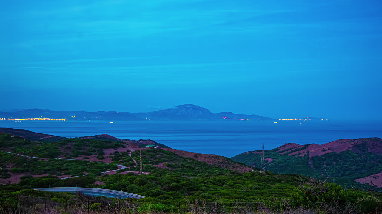 블루 아워 타임 스 (blue hour timelapse): 지중해 해가 뜨고 스페인 남부의 웅장한 빛.