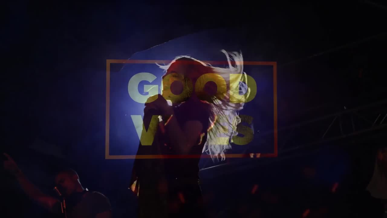 Animación del texto "Vibes" sobre una cantante femenina