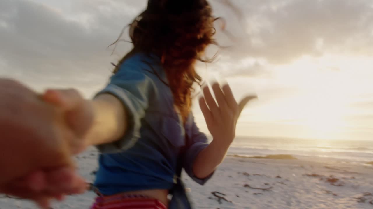 pareja corriendo juntos de la mano 4k