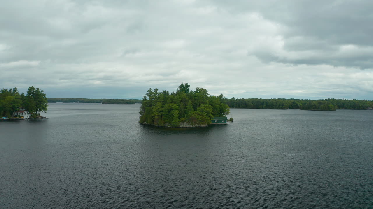 vista descendente de drones de la isla gema en medio del lago muskoka en un día gris y fresco