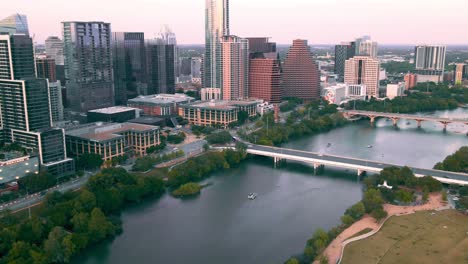 Nach-Sonnenuntergang-Drohnen-Zeitraffer-Von-Austin,-Texas,-Innenstadt