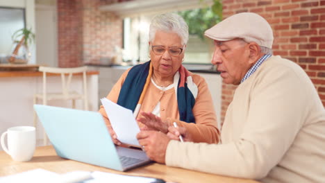 pareja de ancianos revisando documentos financieros