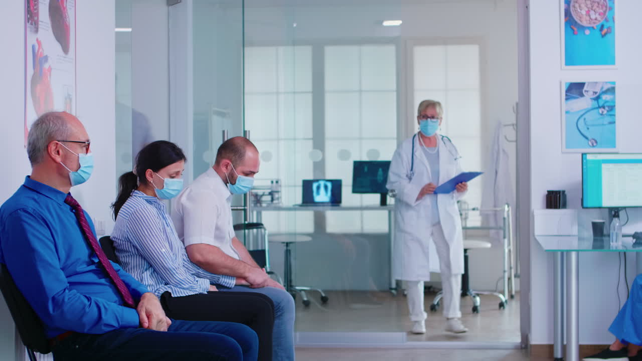 Médico experimentado dando malas noticias