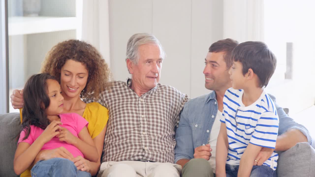 familia extendida feliz discutiendo