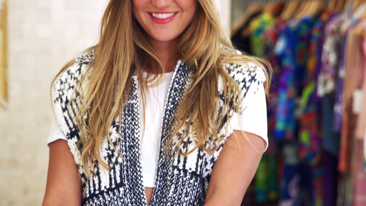 판매 데스크 뒤 에 있는 독립 의류 및 선물 가게 의 여성 소유자 의 초상화