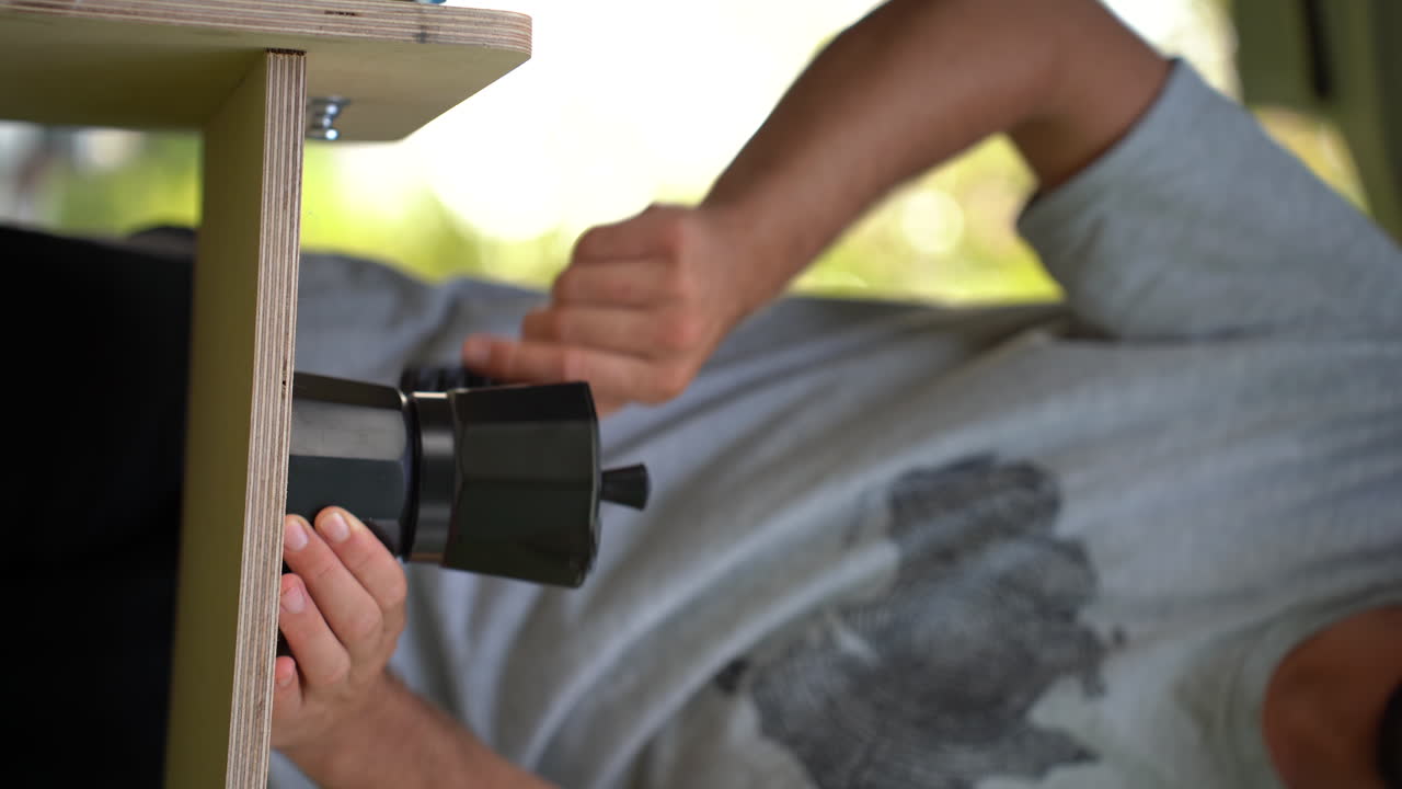 밴 rv 캠핑카에서 커피를 준비하는 젊은 디지털 유목민의 수직