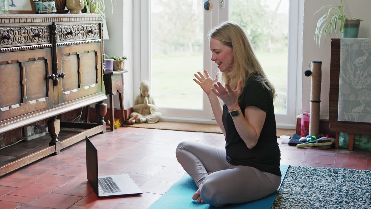 mujer haciendo yoga en casa