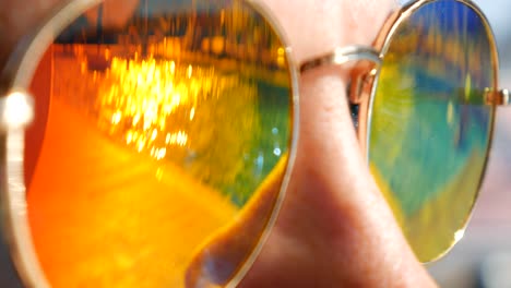 una joven hermosa con gafas de sol. reflexión en la piscina. concepto de vacaciones en el mar.