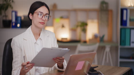 Selbstbewusste-Geschäftsfrau-Im-Büro-Auf-Der-Suche-Nach-Inspiration