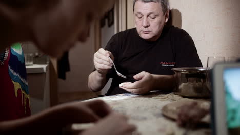 Familia-Haciendo-Pelmeni