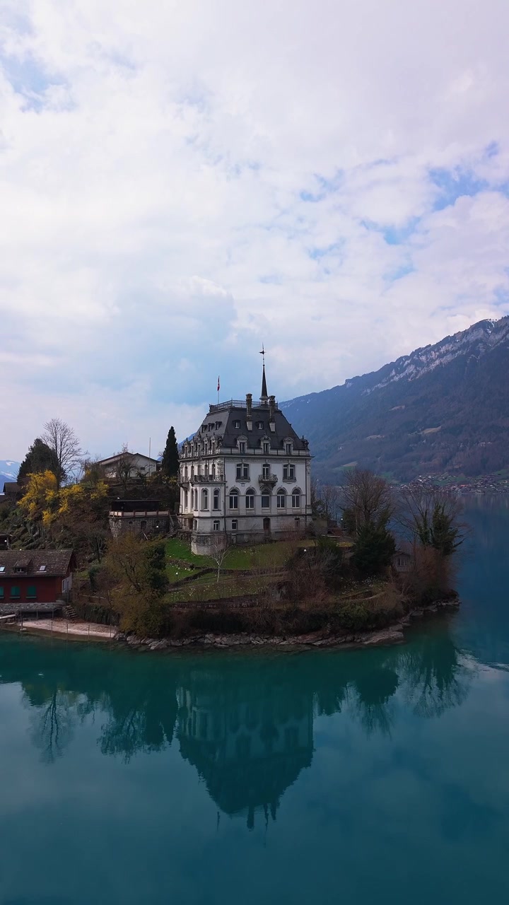 Droneshot verticale di Iseltwald e del lago di Brienz, Berna, Svizzera.