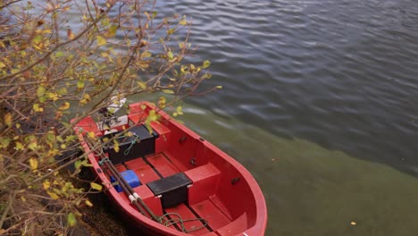 Rotes-Boot,-Das-An-Der-Küste-Der-Insel-Skye-Im-Schottischen-Hochland-Schwimmt