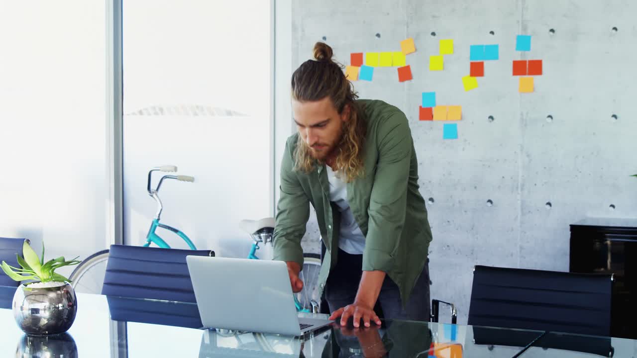 hombre trabajando en la oficina 4k 4k