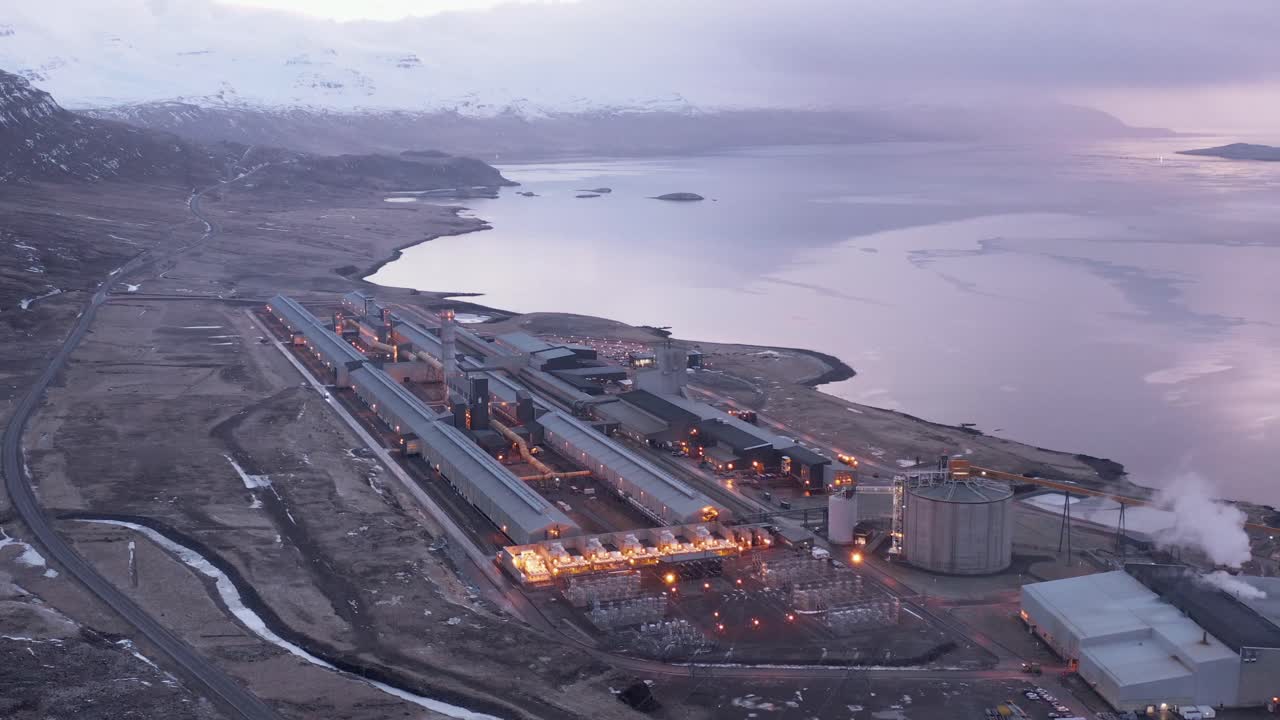 fábrica de fundición de aluminio alcoa fjardaál en islandia durante el amanecer, antena