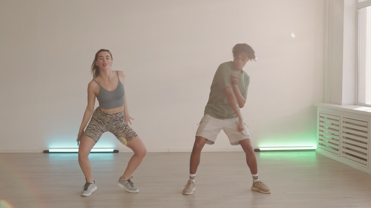 To unge mennesker der danser i et studie