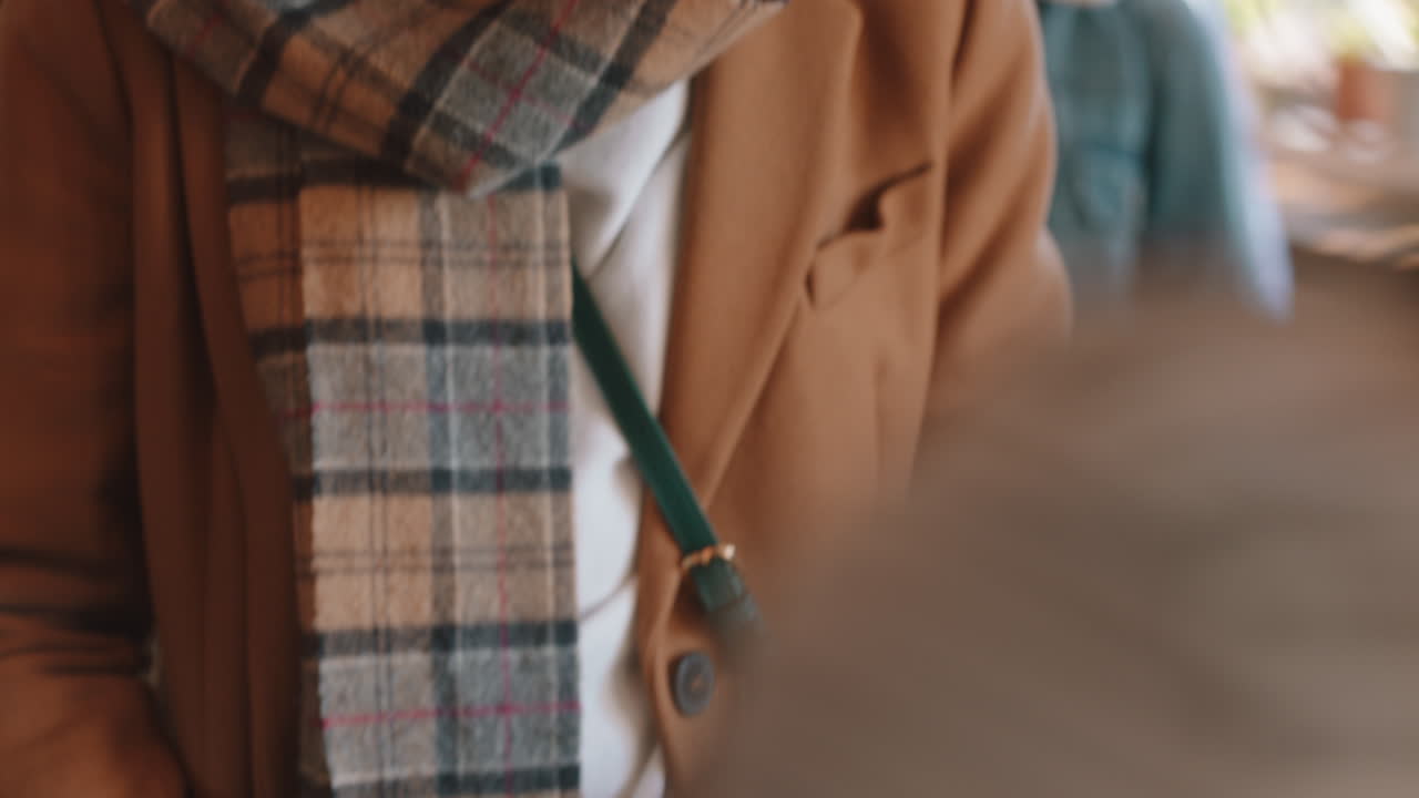 아프리카계 미국인 여성이 신용카드 기계를 사용하여 비밀번호를 입력하고 카페에서 커피를 구입하고 레스토랑에서 지불하는 고객