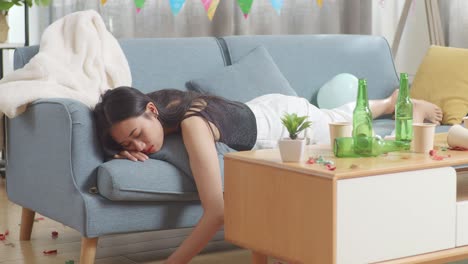파티 후 소파에서 자고 있는 술 취한 여자