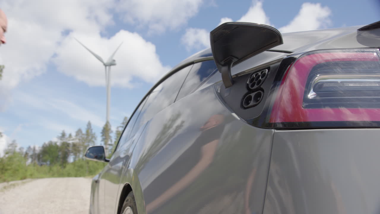 кадр слежения - водитель отсоединяет свой автомобиль и садится в машину, готовясь к поездке