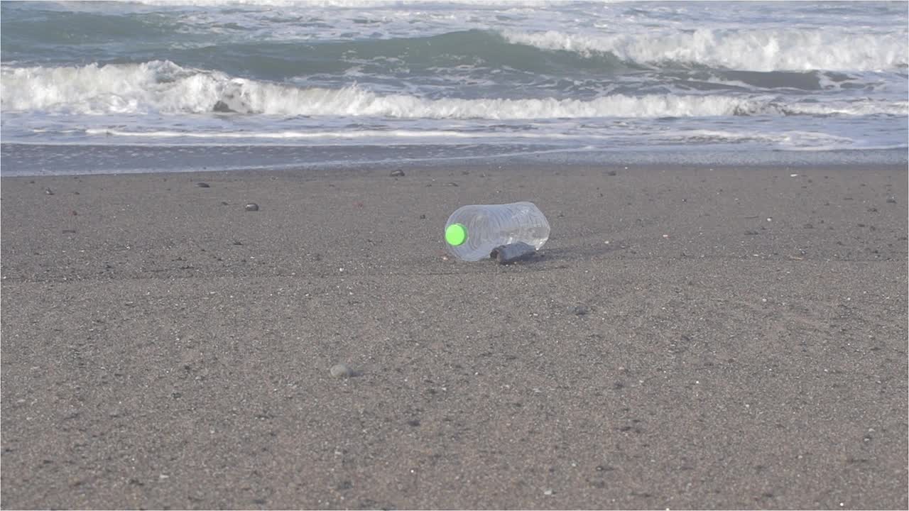 해변 에 있는 플라스틱 병