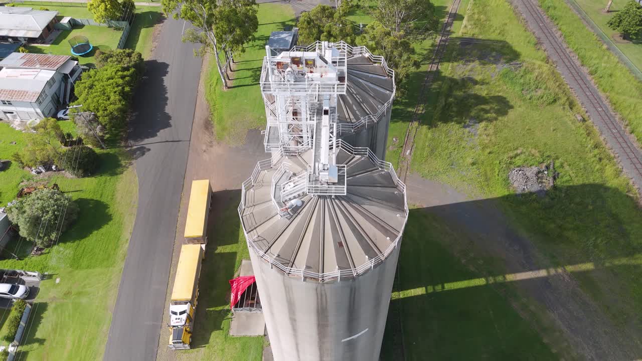 camiones cargando en una instalación de almacenamiento de granos