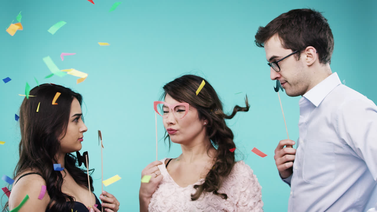 美しい友達と踊るクレイジーなギークの女性 スローモーションパーティーの写真ブース