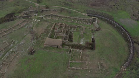 vista aérea de las ruinas de la antigua ciudad en bulgaria en un campo verde vacío