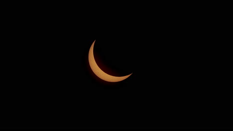 Herauszoomen-Auf-Die-Sonnensichel-Während-Einer-Sonnenfinsternis