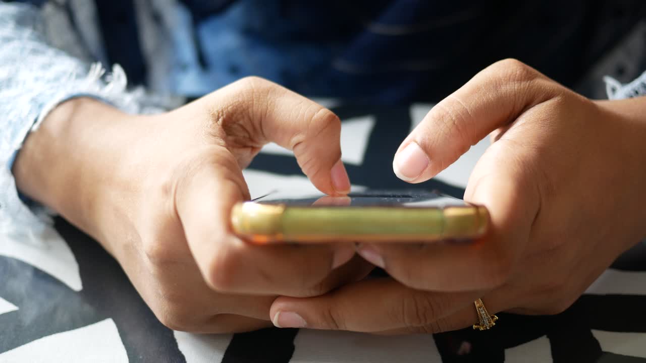 스마트폰을 사용하는 사람