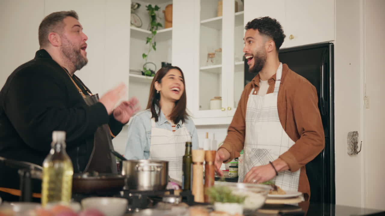 친구들이 함께 요리하는 것