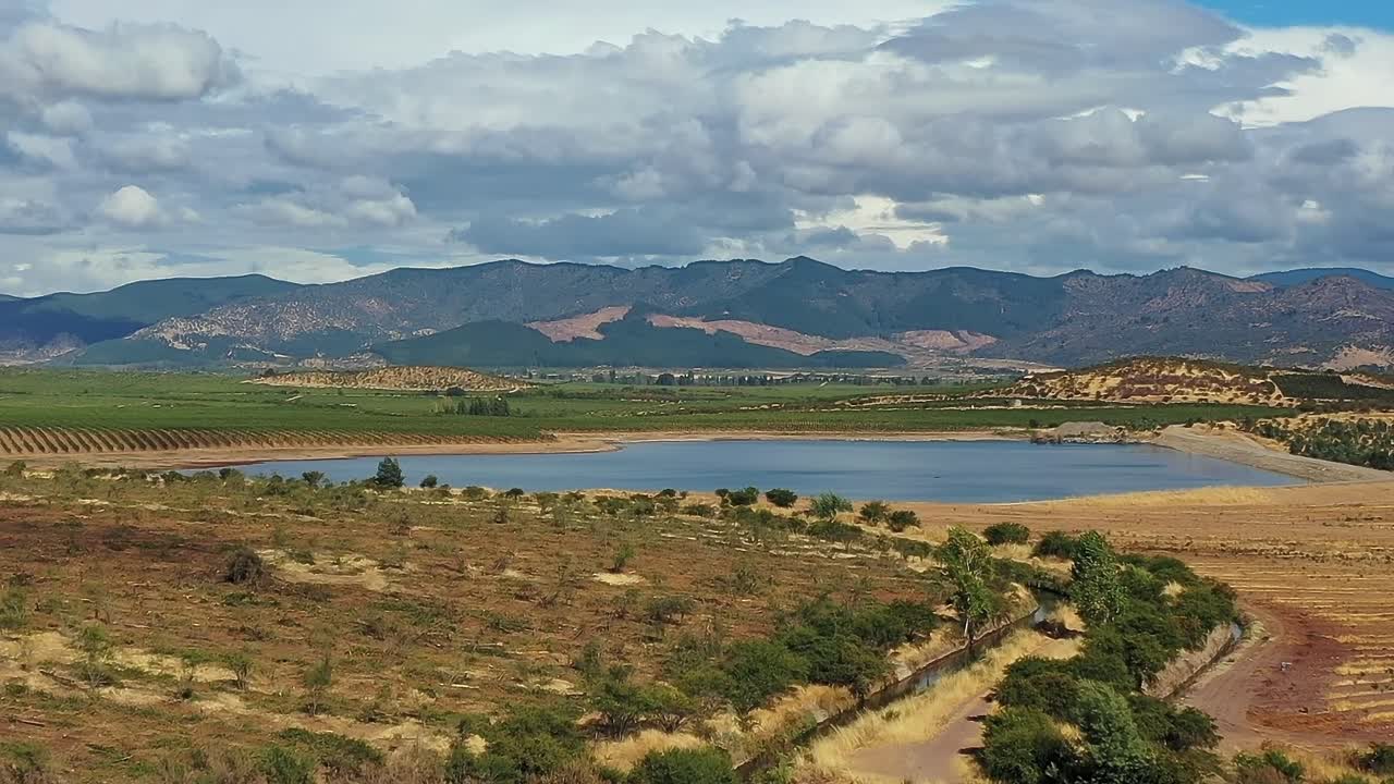 Vista de um lago e montanhas no Chile durante o dia