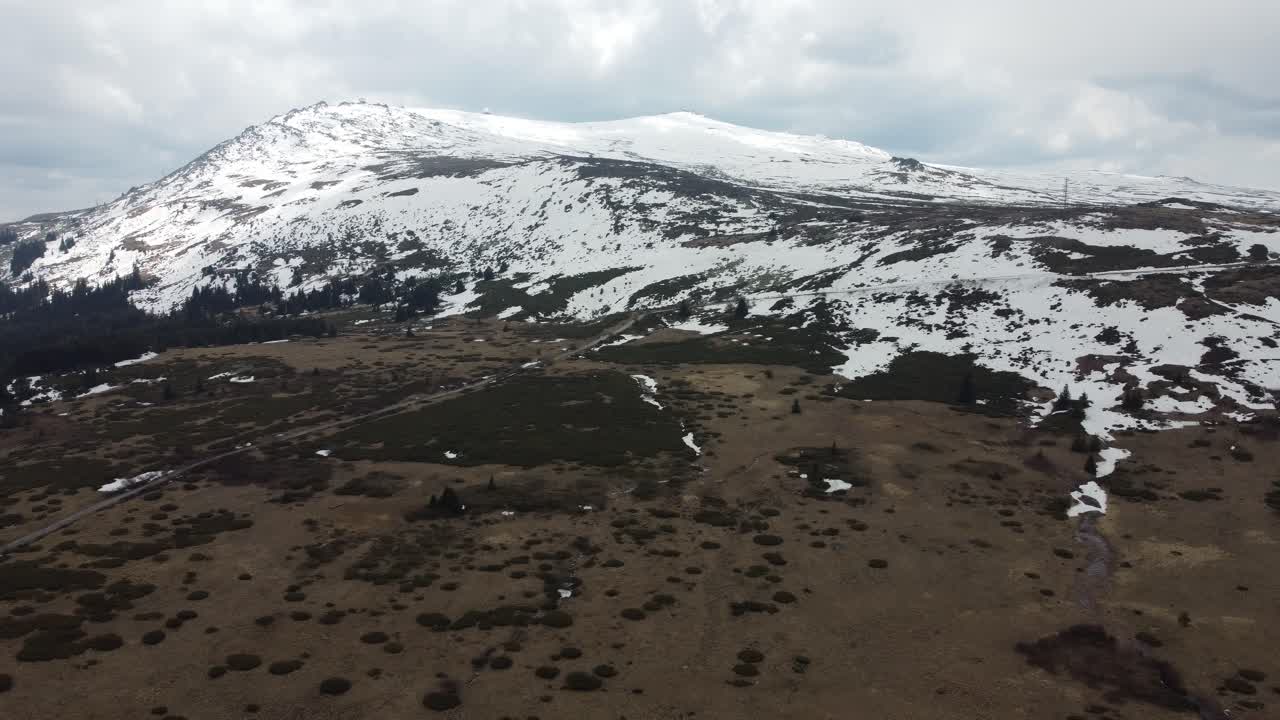 춘절 중반 산 꼭대기에 있는 영화 드론 클립과 비토샤의 체르니 브라 정상에 있는 눈 꼭대기