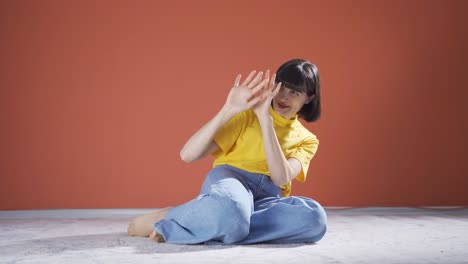 mujer con miedo y estrés.