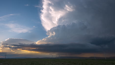 la supercélula explota mientras se mueve de las montañas en el sureste de wyoming.