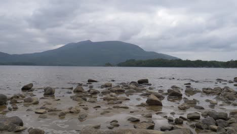 Orilla-Rocosa-Del-Lago-Muckross-En-El-Parque-Nacional-De-Killarney-En-El-Condado-De-Kerry,-Irlanda