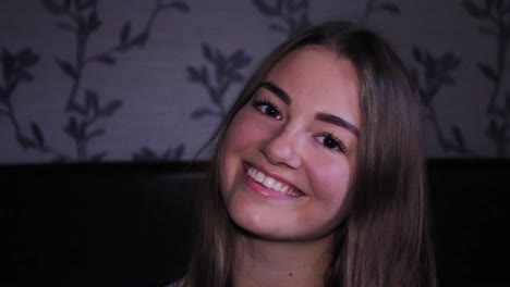 Close-up-beautiful-teenage-girl-smiling-and-vibing