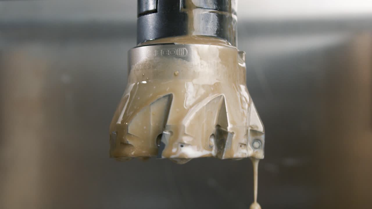 A stationary milling head is contaminated with dirty coolant and still equippped in a milling machining unit