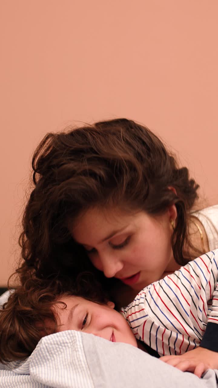 Madre e figlio condividono un tenero momento a letto