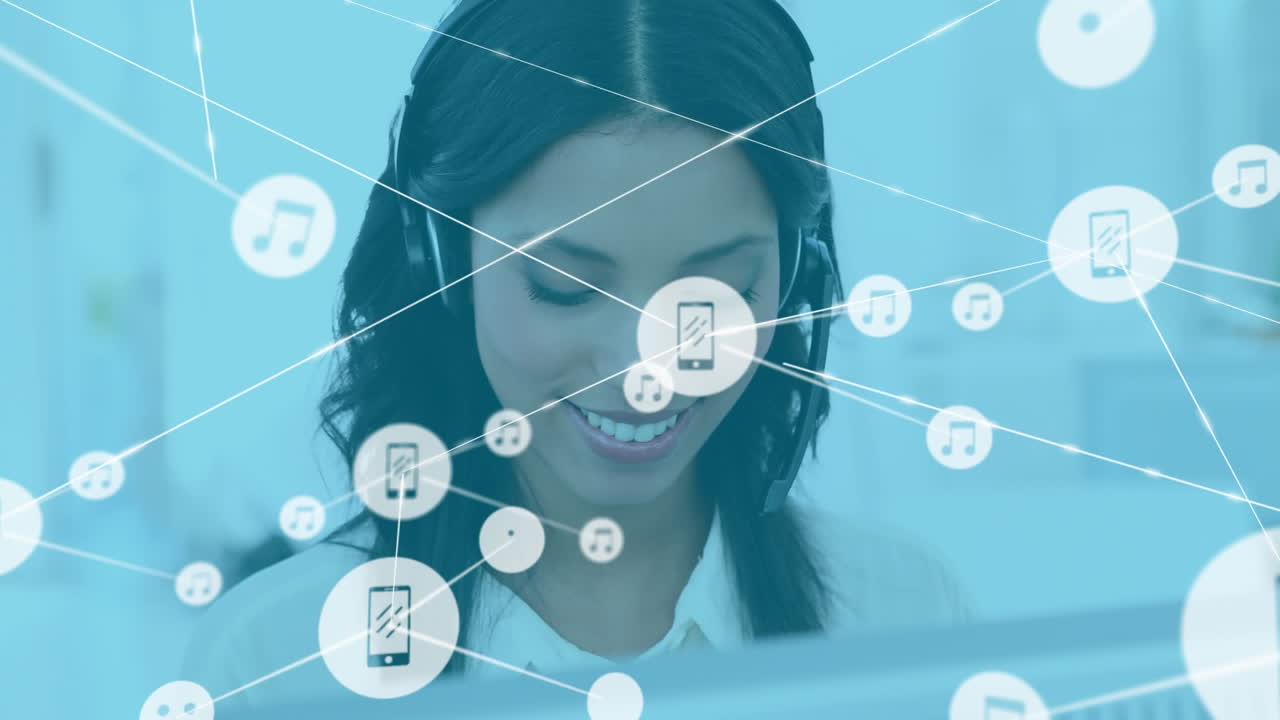 animación de la red de conexiones con iconos sobre mujer biracial trabajando en el centro de llamadas.