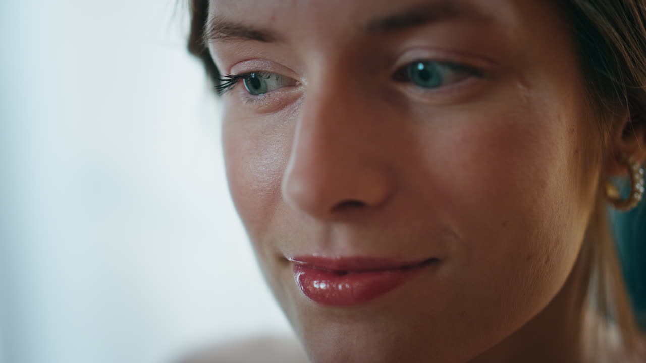 mujer de primer plano con máscara cepillándose las pestañas. mujer sonriente admirando el rostro