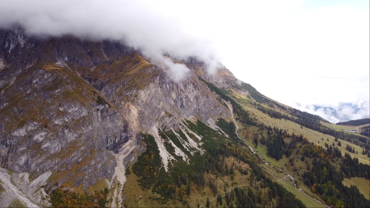 impresionante vista aérea del paisaje montañoso de hochkonig en otoño, austria