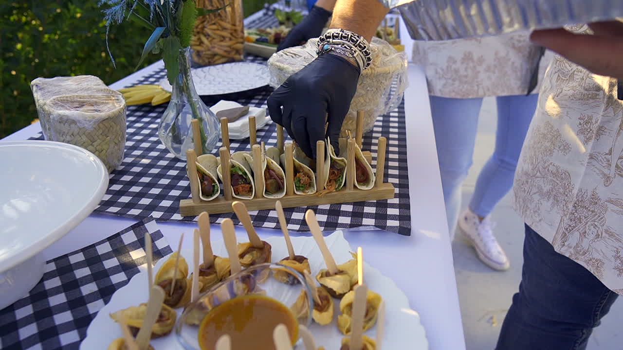Nogle cateringprodukter i slowmotion