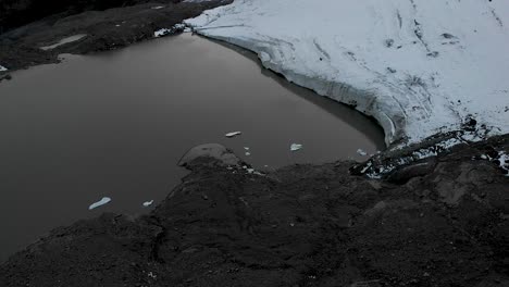 Luftaufnahme-Des-Gletschersees-Des-Claridenfirn-Gletschers-In-Uri,-Schweiz-In-Der-Abenddämmerung-Mit-Blick-Auf-Schwimmende-Eisberge-Im-Wasser