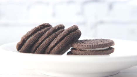 galletas de oreo en un plato