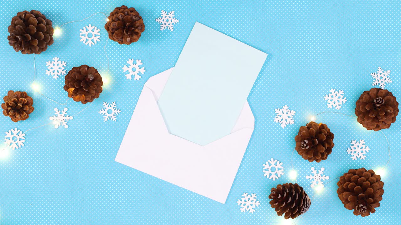 파인 코너와 눈송이를 가진 파란색 테마의 크리스마스 소원을 위한 종이 봉투. 스 모션