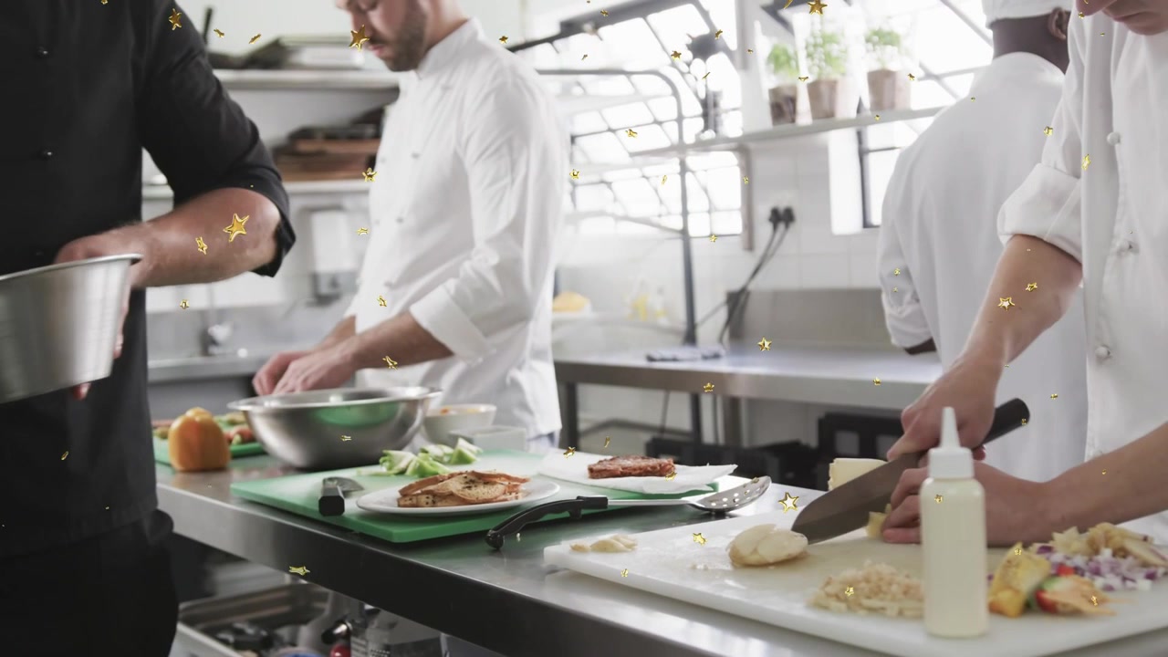 Arrivano le comande, il team di preparazione in cucina usa i taglieri, mescola i prodotti e affetta con precisione.