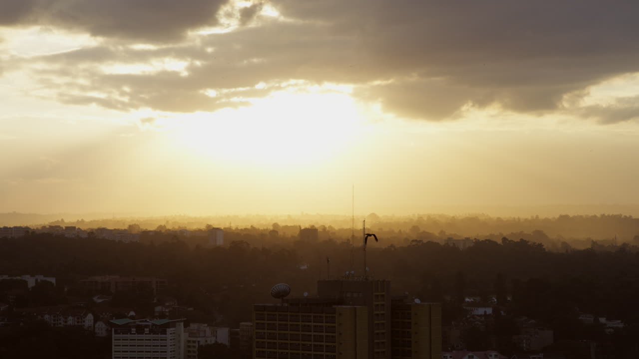 Pôr do sol do horizonte de Nairóbi, Quênia