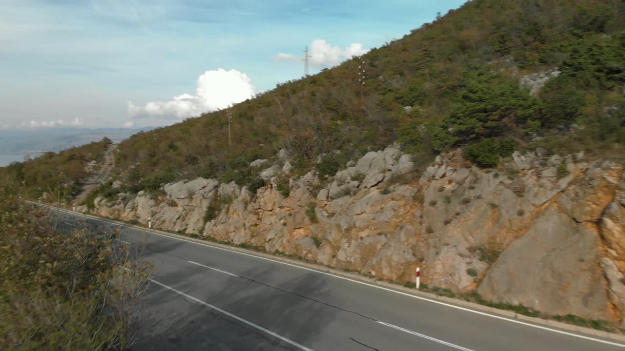 바다 근처에 위치한 자동차 도로에 공중 드론 촬영