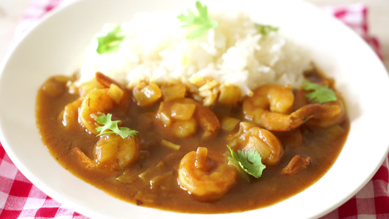 camarones en salsa de curry sobre arroz cubierto