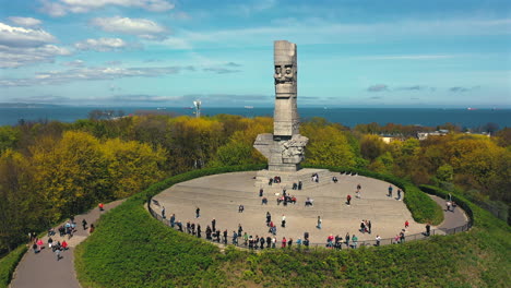 Drohne-Fliegt-über-Dem-Historischen-Denkmal-Auf-Der-Westerplatte,-Danzig,-Polen