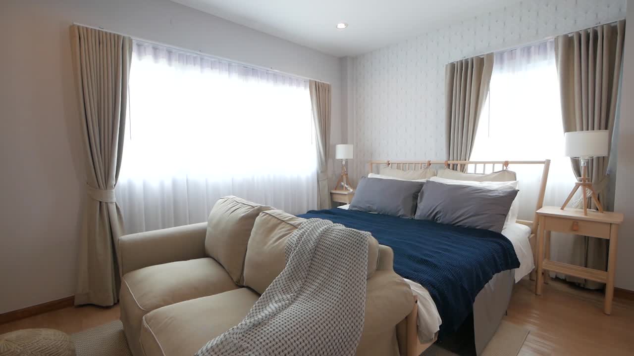 dormitorio de estilo minimalista con decoración en tonos claros